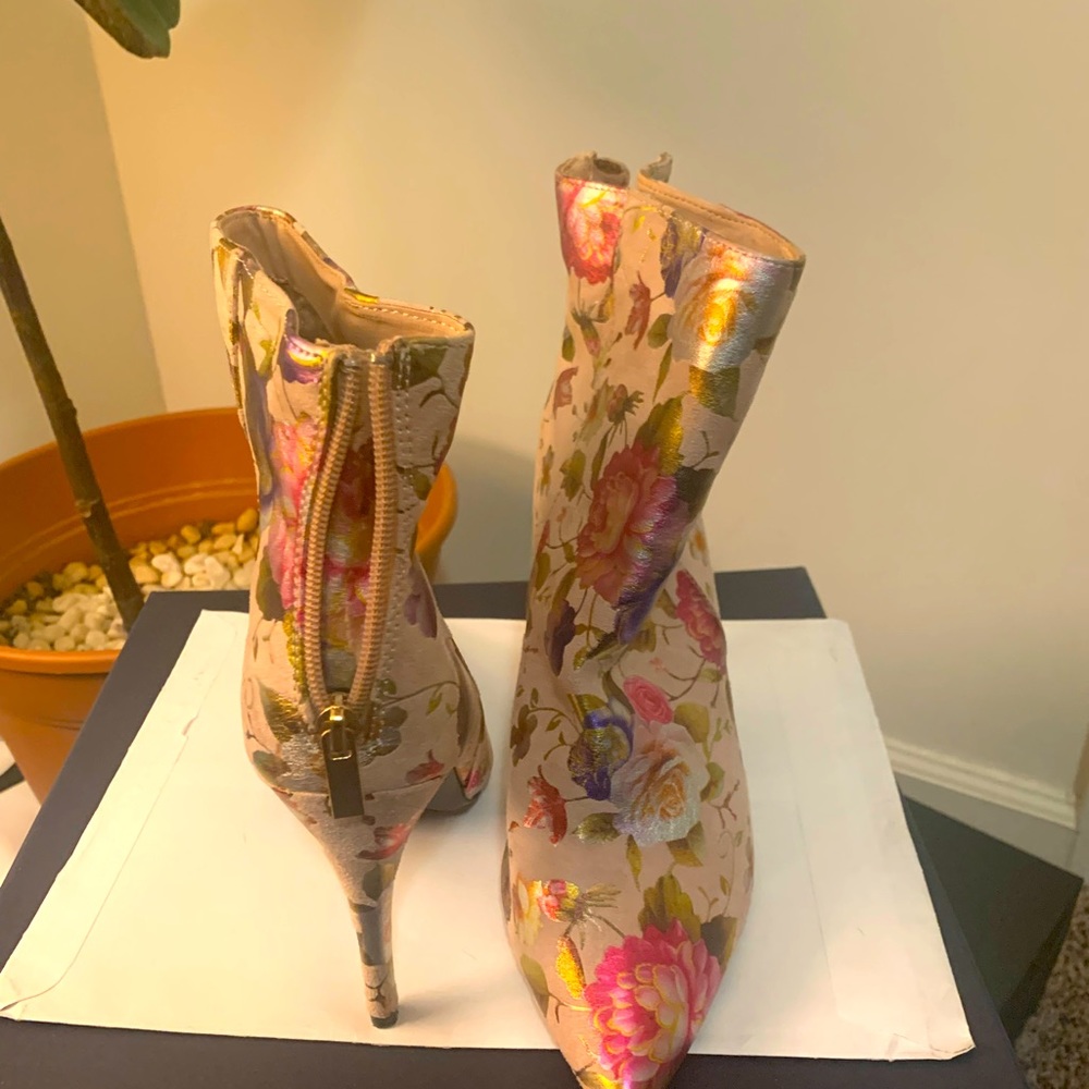 Rouge size 8.5 blush booties featuring floral patterns. - Picture 5 of 7